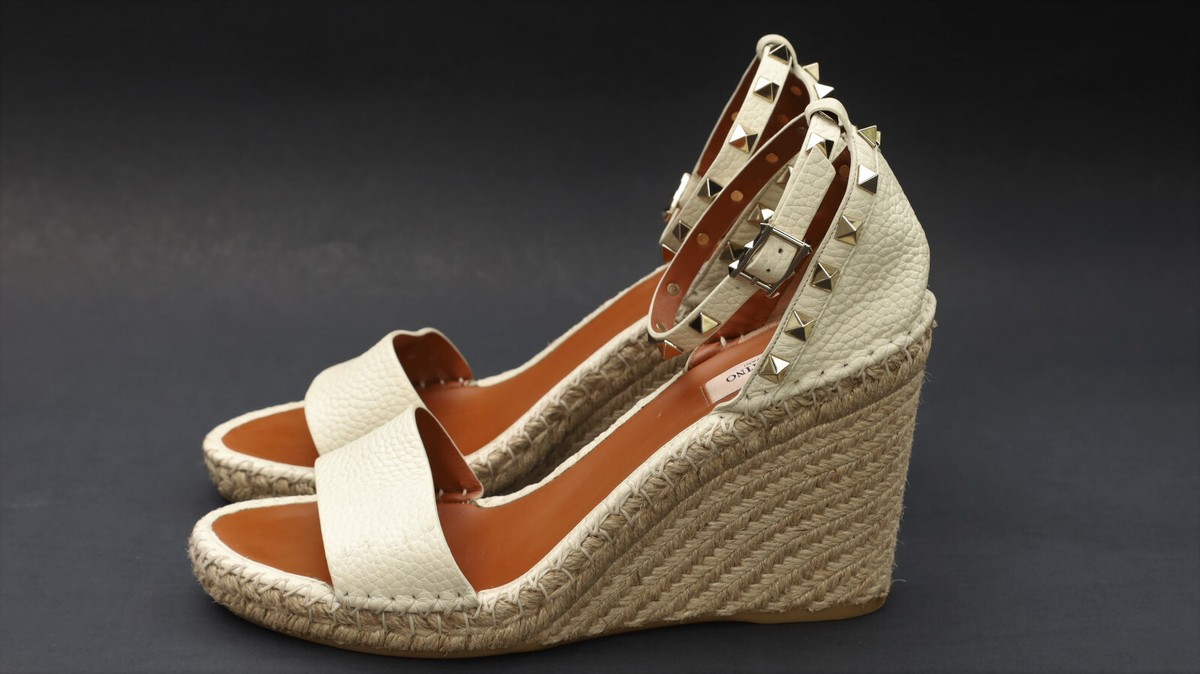 VALENTINO サンダル Rockstud leather wedge espadrilles772009 VALENTINO GARAVANI Rockstud studded leather espadrille wedge