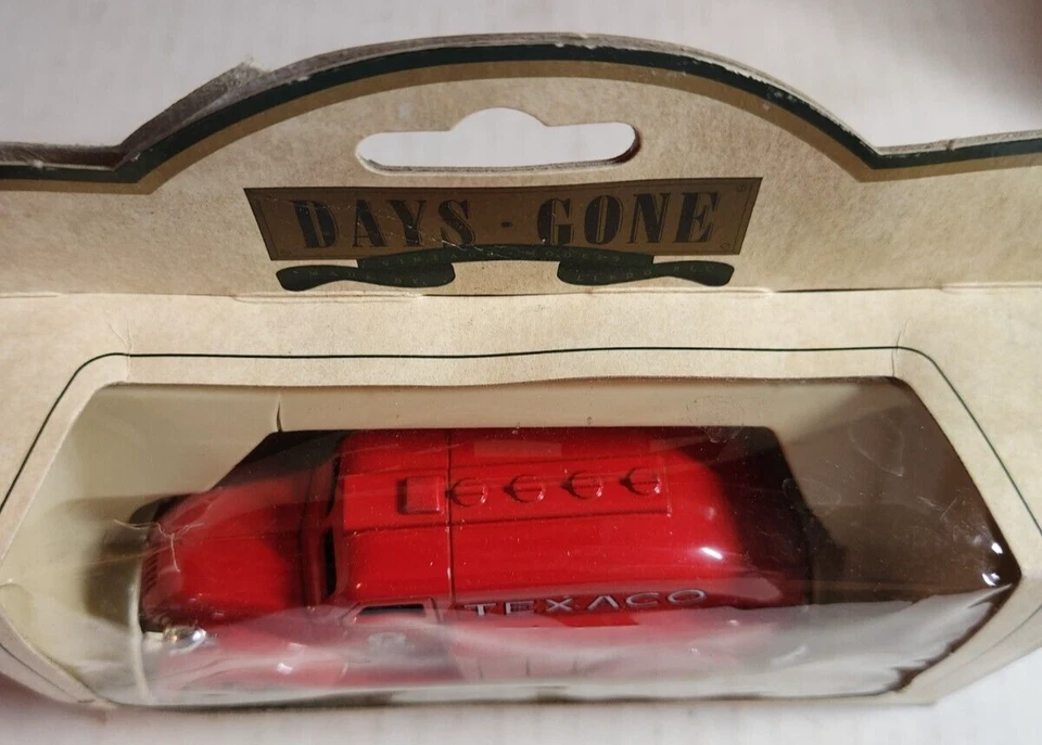 Lledo 1939 Dodge Streamliner Delivery Truck Texaco set of 2 - Image 3 of 4