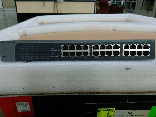 Commutateur Ethernet rapide 24 ports Netgear ProSafe Plus JFS524E - Photo 1/4