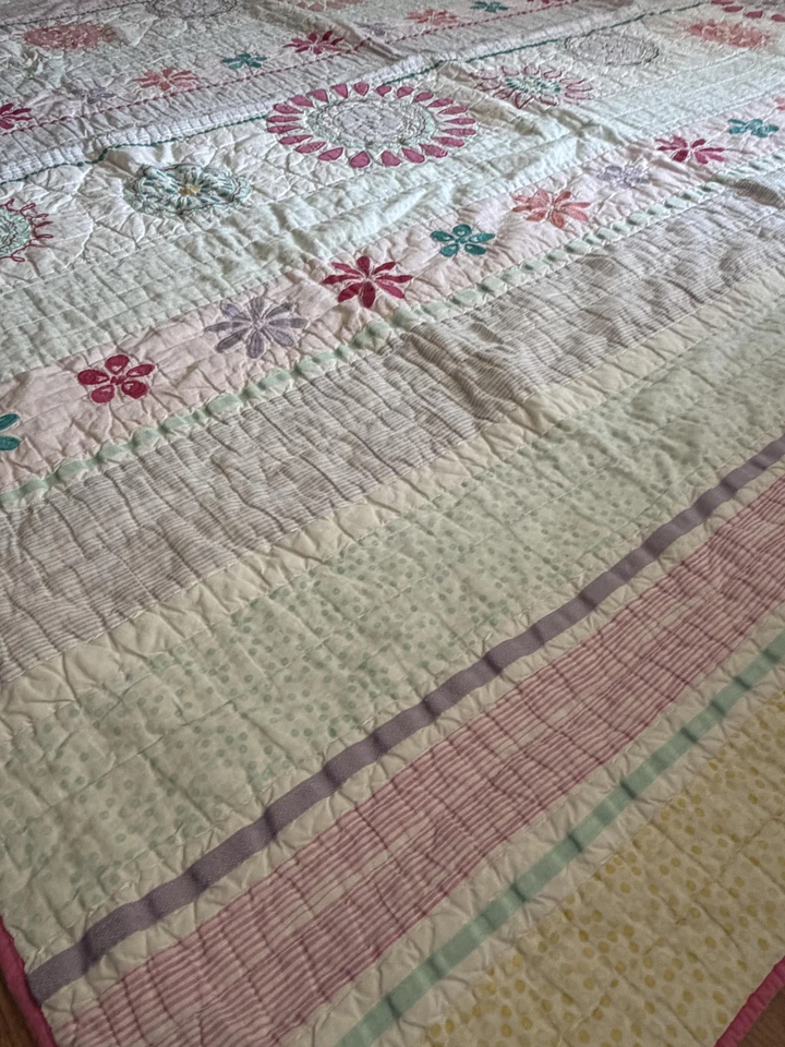 Colcha infantil Pottery Barn completa/rainha floral medalhão aplique reversível rosa - Imagem 4 de 4