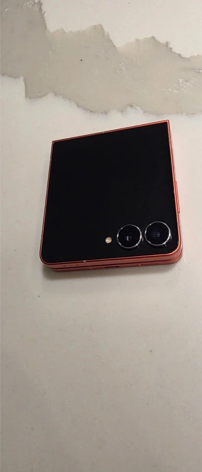 Samsung Galaxy Z Flip7 (SM-F766W) - 256GB Unlocked - Red - Image 4 of 4