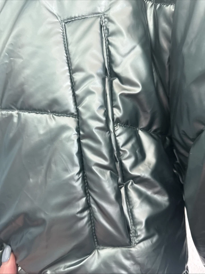 Urban Outfitters 女式 UO Taryn 金属色冰蓝色短 Puffer 夹克 MED GUC — 第 3/4 张图片