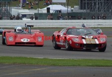 PHOTO  THE BURKETT/LITTLEJOHN FORD GT40 IS UNDER ATTACK FROM KEITH MARTIN'S DULO