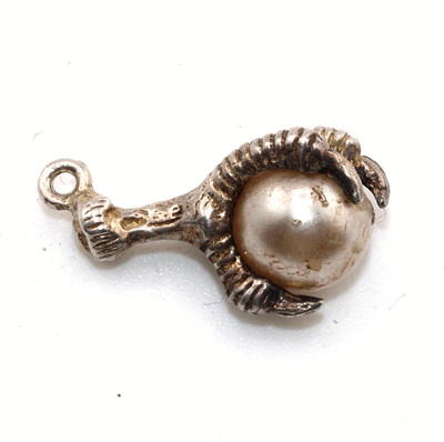 Charm Anhänger um 1970 Vintage Silber Drachenkralle Kunstperle 60948