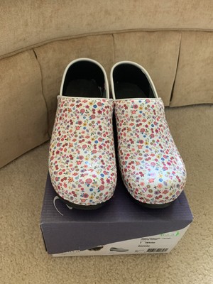 sanita women's professional patent clog