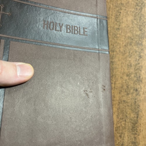 NIV Personal Size Giant Bible - Brown LeatherSoft - Picture 3 of 6