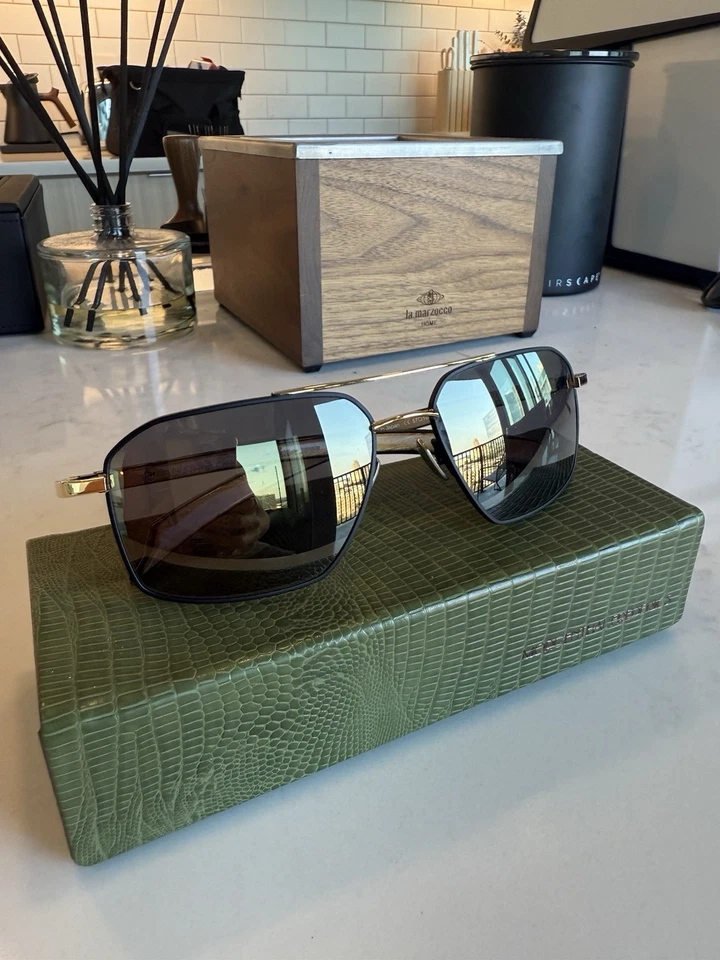 Morgenthal Frederics Apache Negro Y Dorado, Templo Cuerno de Búfalo Foto 2 de 4