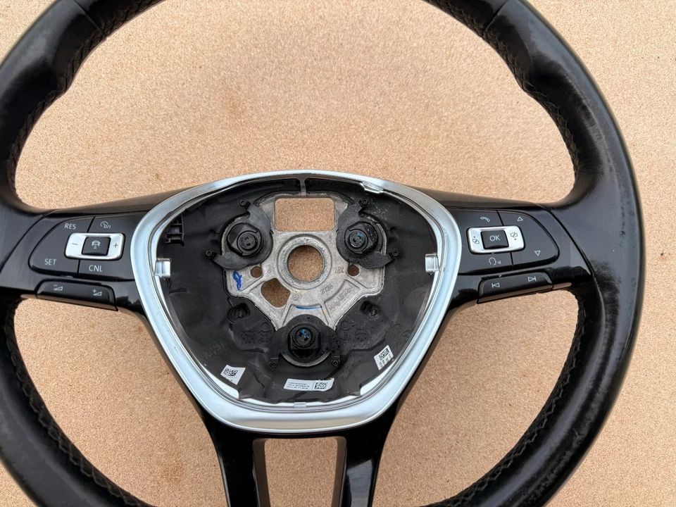 Volante del conductor Volkswagen Passat 2017-2019 con control de audio y crucero OEM Foto 2 de 4