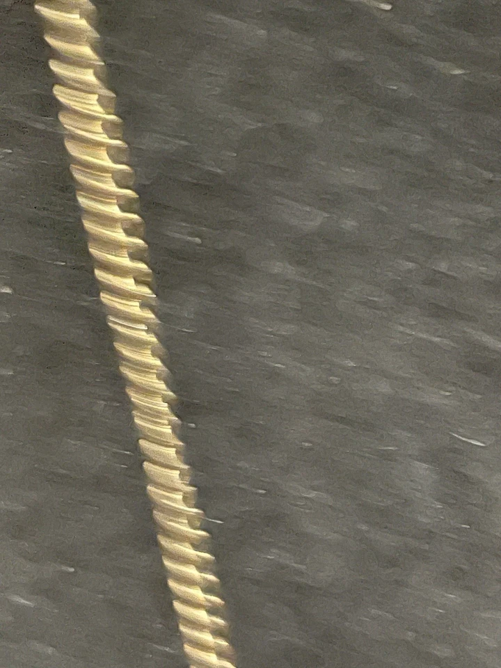 Collar Boho Geométrico Tono Dorado con Colgante Triángulo Howlita Blanco Foto 3 de 4