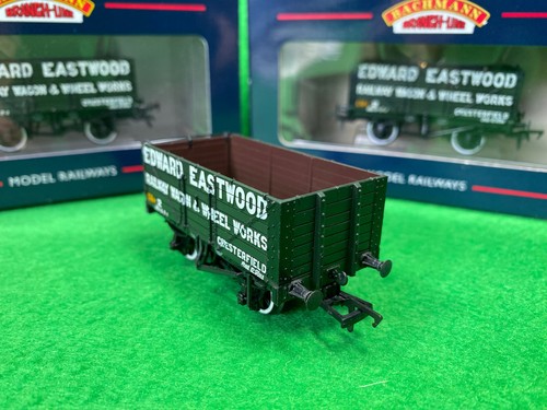BACHMANN MODEL RAILWAYS OO GAUGE A RAKE OF THREE EASTWOOD 7 PLANK WAGONS (429x3) - Picture 6 of 6