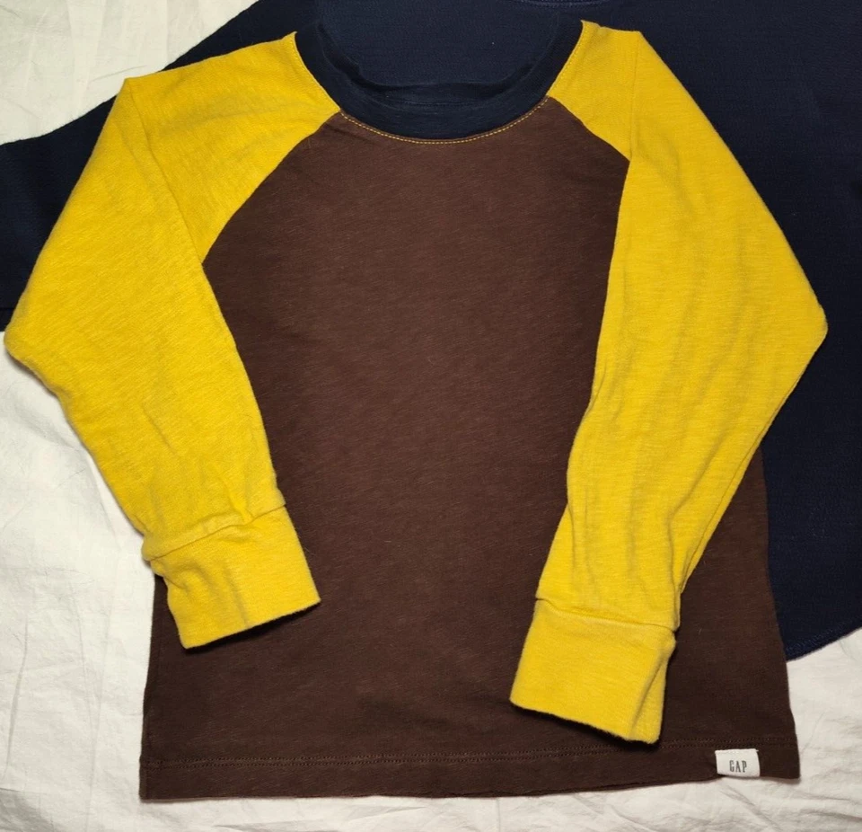 Lote de camisas de manga larga Baby Gap para niños talla 4 con botones rosa a rayas liso azul marino 3 piezas Foto 3 de 4