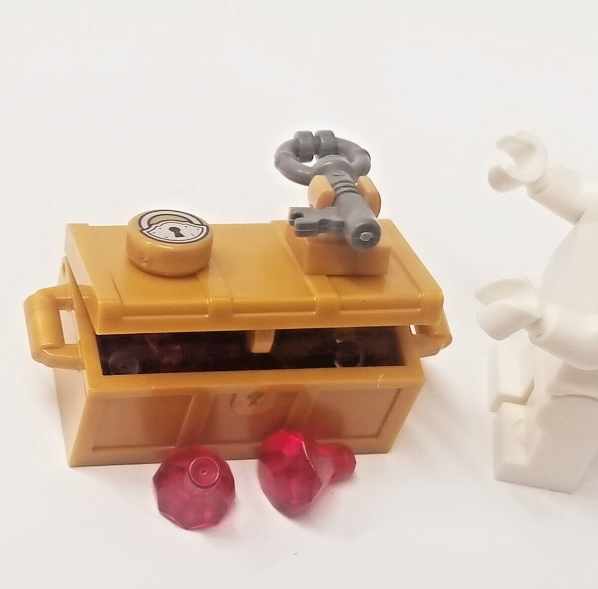 LEGO GOLD Treasure CHEST with Lock and Key and Jewels Minifigure