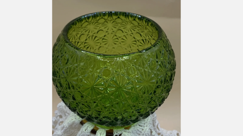 Fenton Avocada Green Daisy & buttons Vase 4.5 Height - Picture 8 of 10