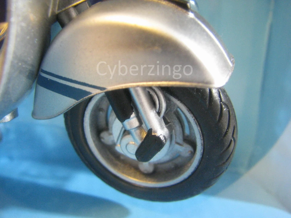 Vespa 125 ET3 Primavera 1/12 Scale Silver Diecast Scooter Model NewRay - Image 3 of 4