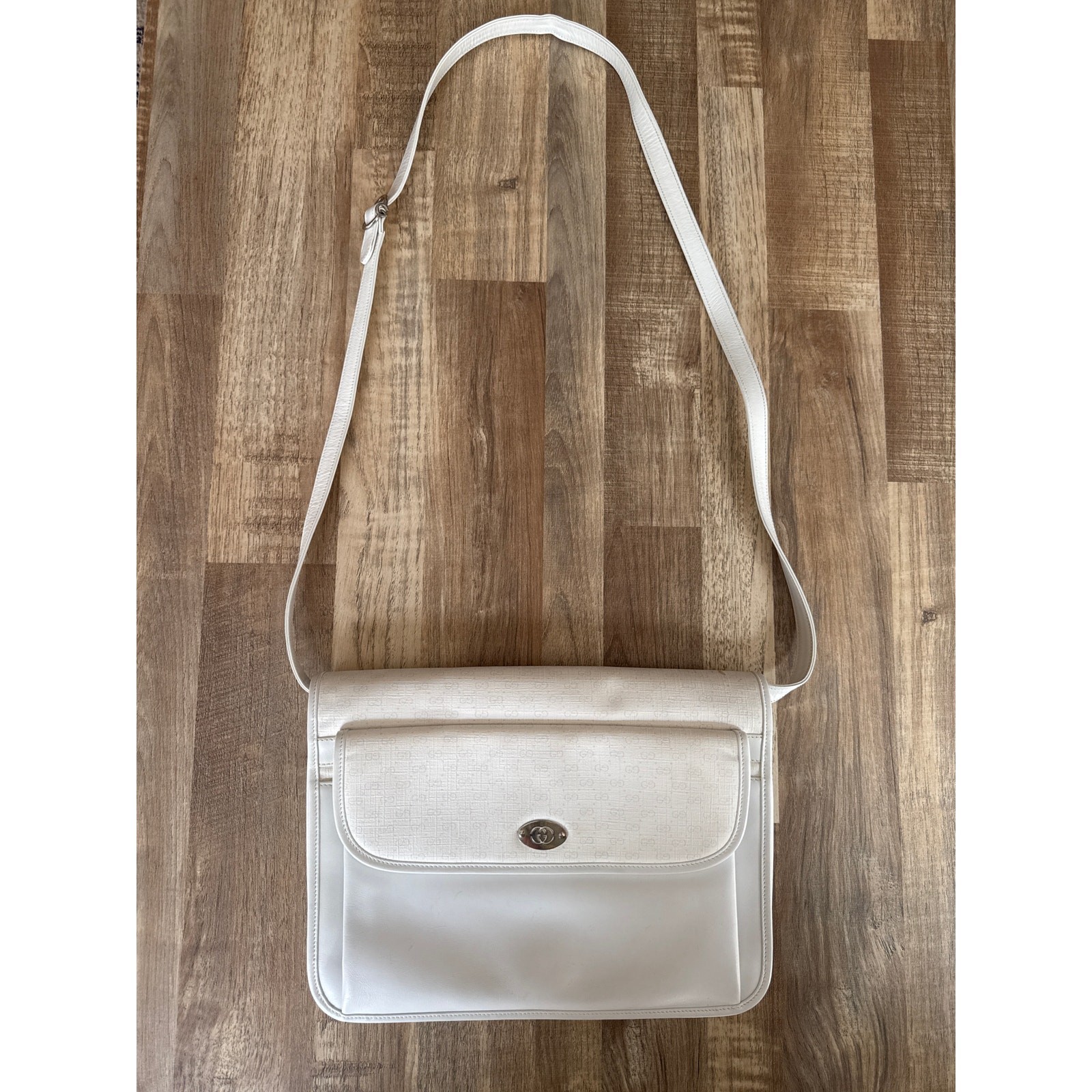 Vintage Designer Gucci White Crossbody Multi Pocket Purse Authenticated Glam