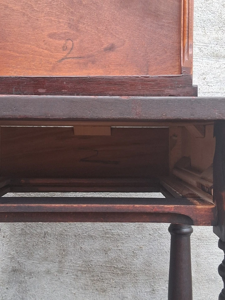 Mesa auxiliar antigua de madera oscura Colonial Revival con cajón y estante inferior Foto 3 de 4