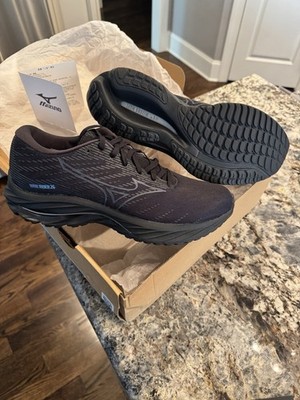 New In Box Mizuno Wave Rider 26 Men's US 10 Black