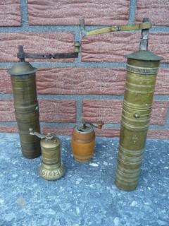 Konvolut von 4 schönen alten Gewürzmühlen Pfeffermühlen aus Messing u Holz