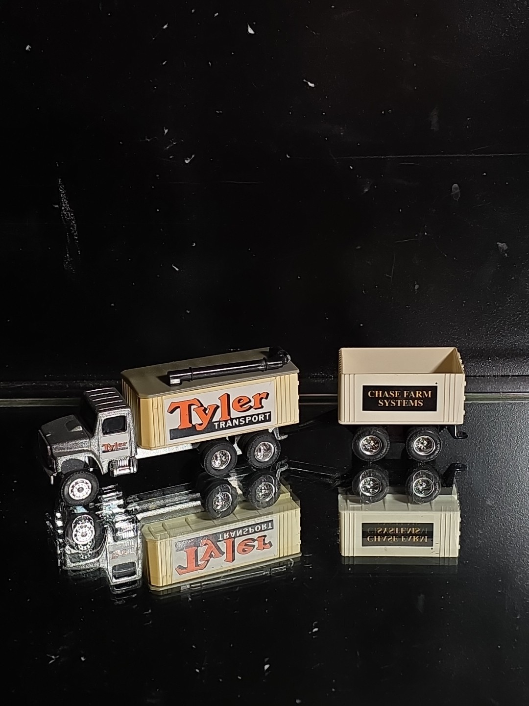 Ertl 1/64 Tyler Transport Chase Farm Systems Semi Truck Grain Trailer Diecast