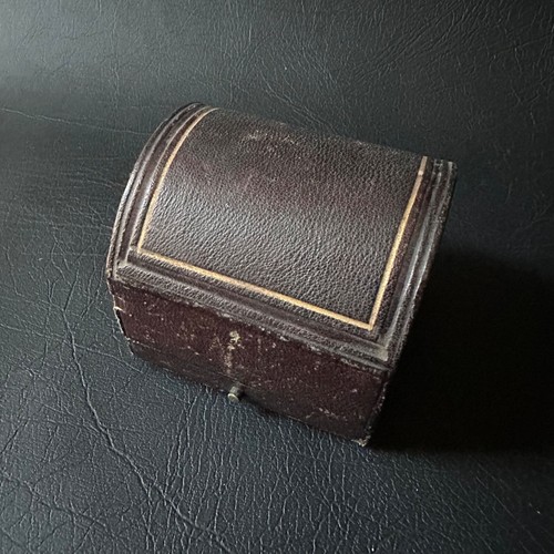 BROWN ANTIQUE ENGLISH LEATHER BOUND SATIN LINED SINGLE SILVER NAPKIN RING BOX
