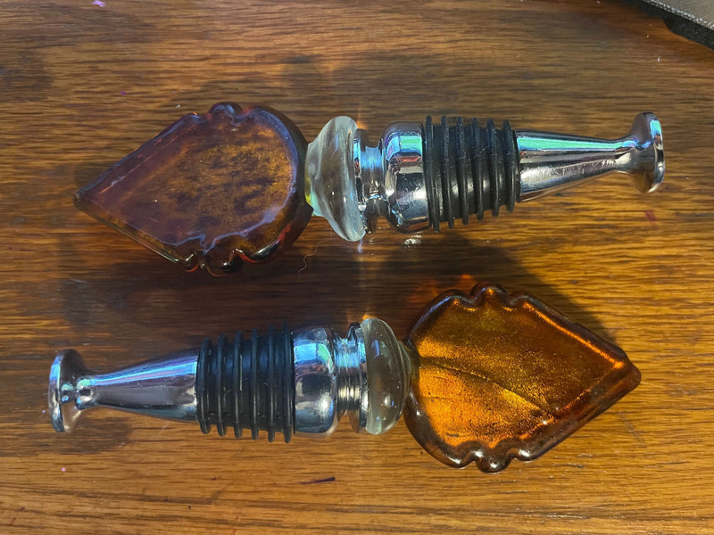 SET OF 7 - CLEAR GLASS WINE GLASSES + 2 WINE STOPPERS + 6 WINE GLASS CHARMS