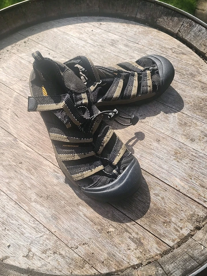 boys keen sandals size 5 - Image 4 of 4