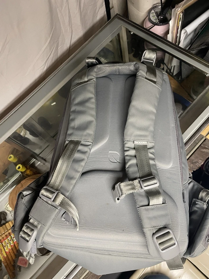 Mochila para computadora portátil Incase Icon Slim Pack gris para equipaje de mano Foto 2 de 4