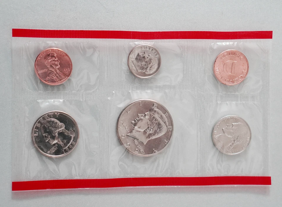US Mint 1992 Uncirculated Coin Set (P/D) in Original Packaging w/All Collateral - Image 2 of 4