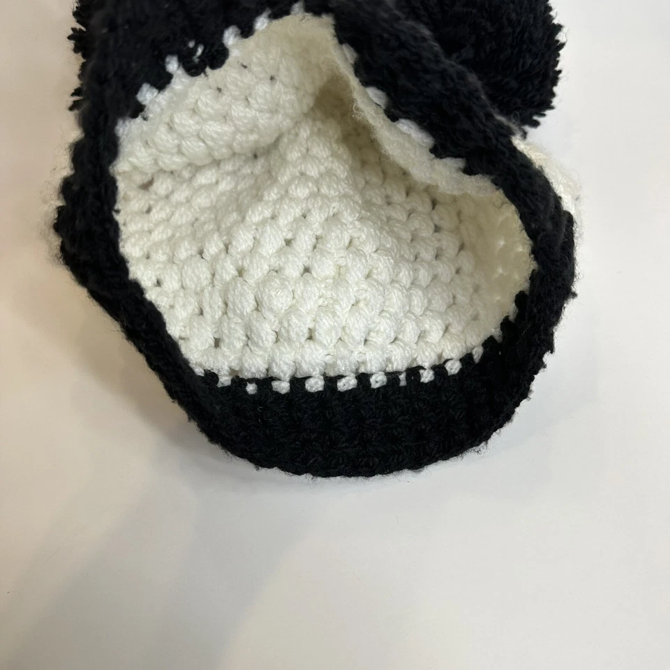 Nuevo Gorro Panda Tejido a Mano Negro Blanco Funky Único Pom Orejas Foto 4 de 4