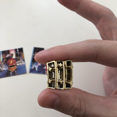 Pezzi di ricambio vintage Mighty Morphin Power Rangers Shuttlezord Gold Armor 1994 - Foto 5 di 6