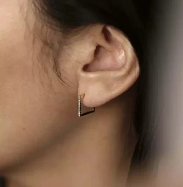 Aretes tipo argolla cuadrados de diamantes creados en laboratorio redondos de 1 quilate enchapados en oro amarillo de 14 k Foto 4 de 4