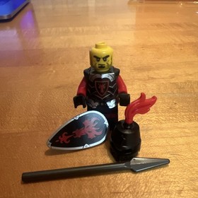 Lego Castle Dragon Knight Armor minifigure, dragon head 70404 (2013)