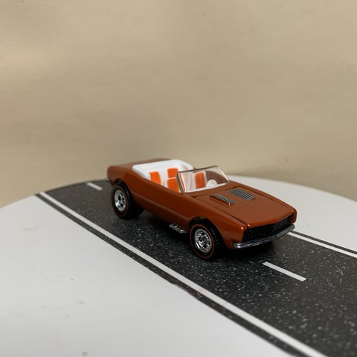 Hot Wheels Ultra Hots 11/36 ‘67 Chevy Camaro Convertible Orange/White w/RR NM - Picture 3 of 14