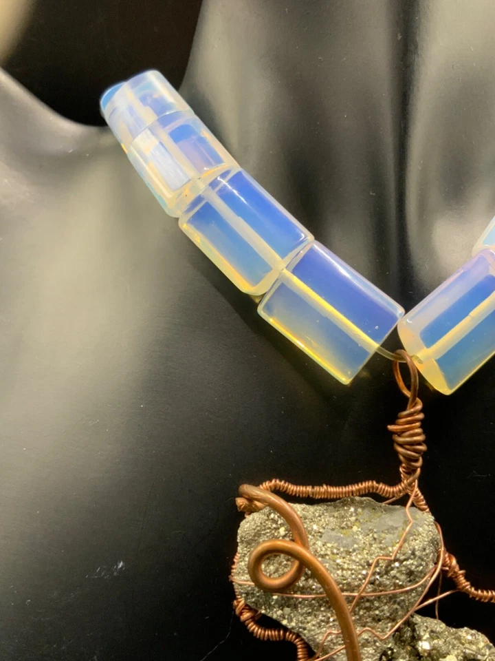 Grande pingente de cristal de pirita envolto em fio AFRIKA com contas de cobre e opalita - Imagem 4 de 4