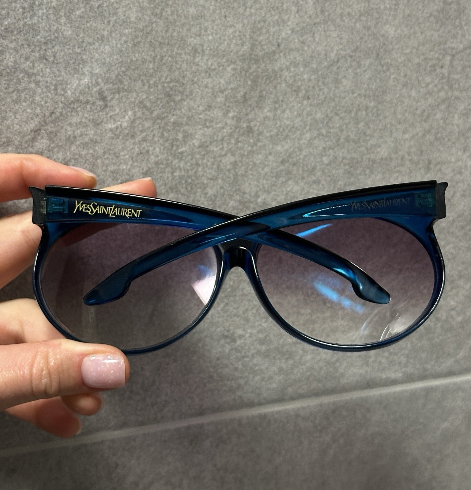 Occhiali da sole vintage Yves Saint Laurent blu grande occhio di gatto rotondi in plastica