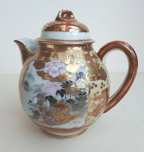 JAPANESE KUTANI PORCELAIN GILDED PAINTED GEISHA LARGE WATER MILK JUG 19th C