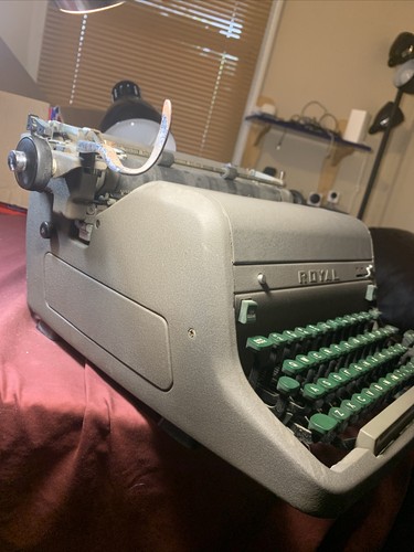 Vintage Royal Manual Typewriter Quiet De Luxe Green Keys  - Picture 3 of 12