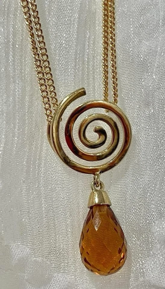 Pendientes briolette de citrino facetado de oro amarillo de 9 quilates Foto 2 de 4