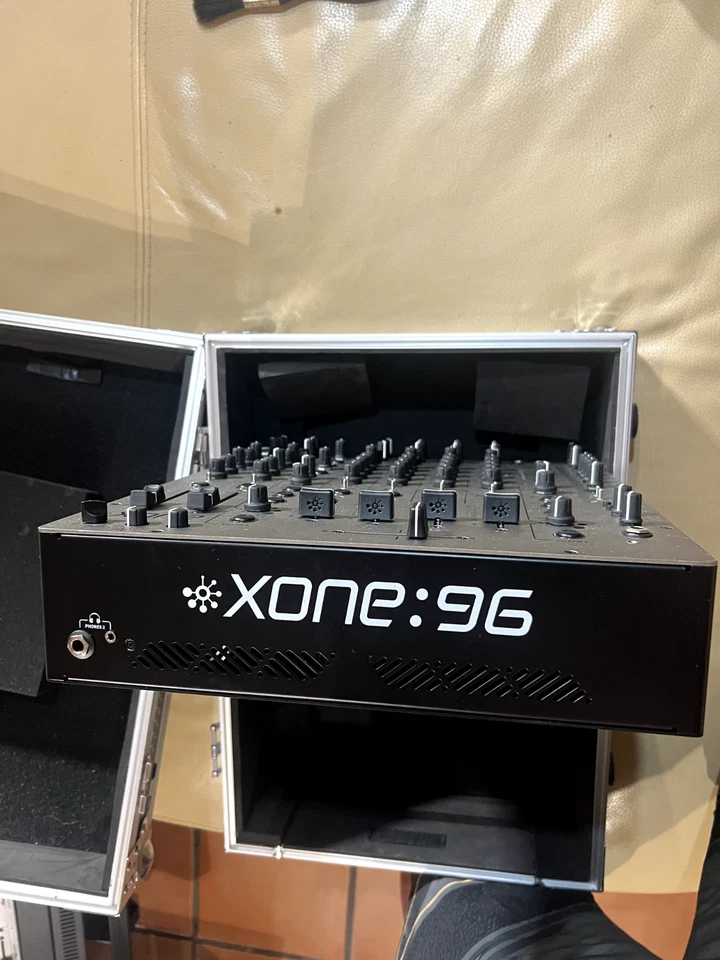 Allen & Heath XONE:96 DJ Mezclador Analógico - Imagen 2 de 4