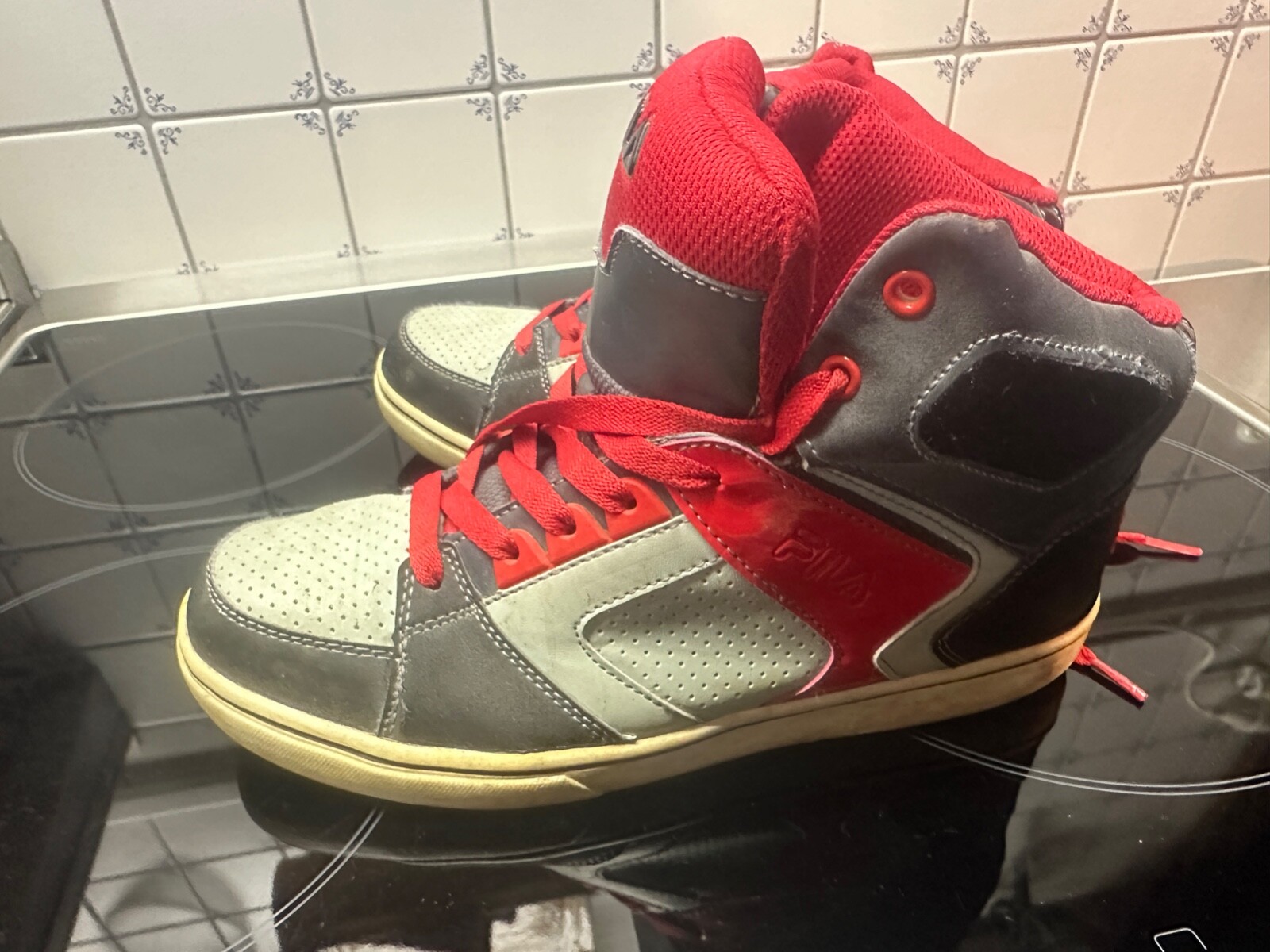 Sneaker FILA rosse nere grigie vintage da collezione taglia 40