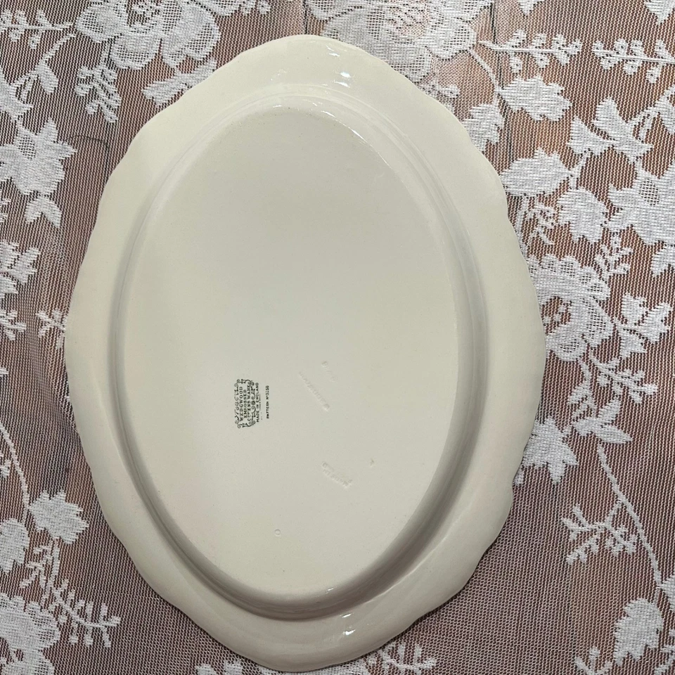 Plato para servir ovalado Wedgwood en relieve Queensware patrón de vid azul 3258 Foto 3 de 4