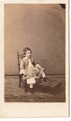 Junge sitzt auf Stuhl um 1860 Gabriel Blaise Tours Foto CDV