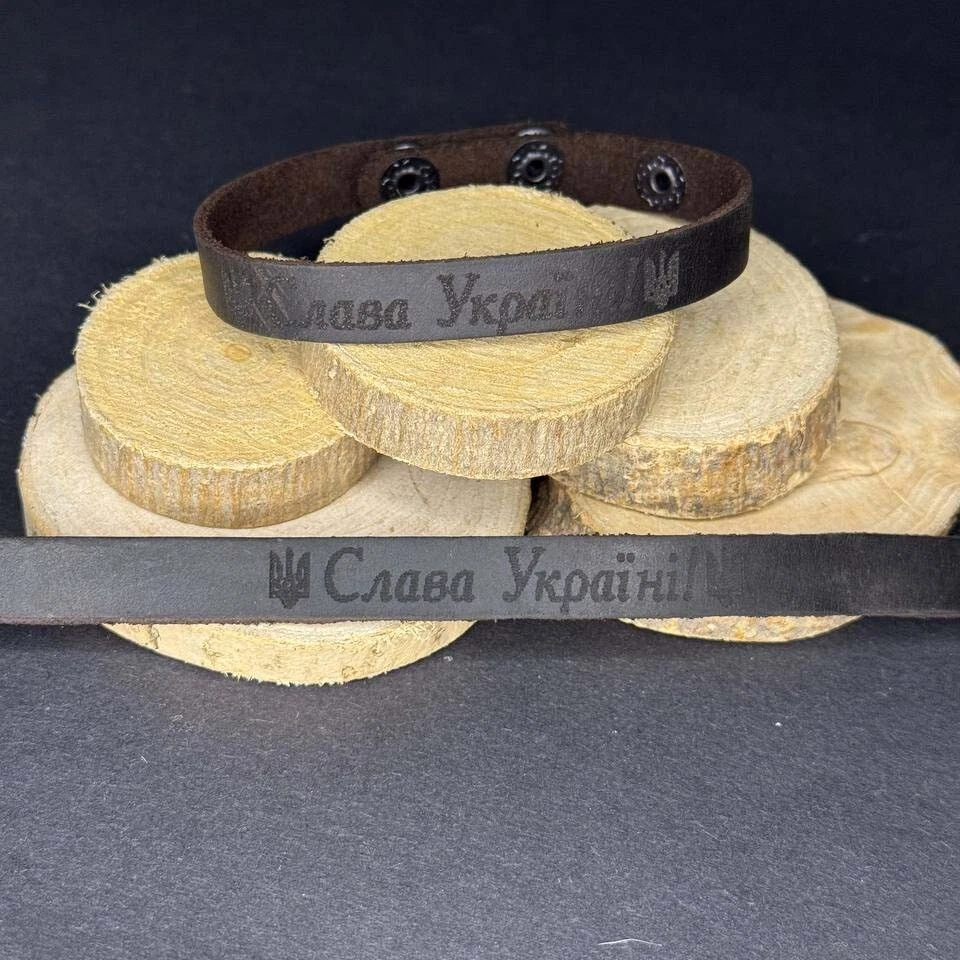 Pulsera estrecha de cuero marrón ucraniano "Слава Україні" soporte con Ucrania - Imagen 3 de 4