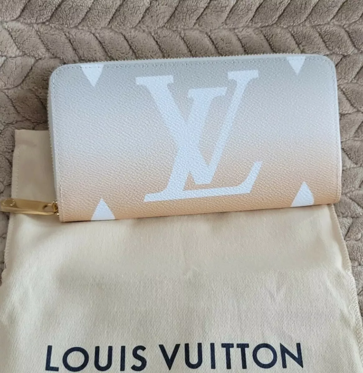 LOUIS VUITTON BY THE POOL LARGE ZIPPY WALLET MIST BRUME Giant Flower Monogram s l1200
