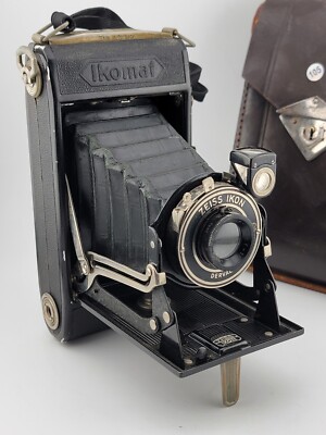 Vintage Photographic Zeiss Ikon Derval Ikomat Camera with Leather