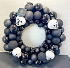 NWT Target Hyde  Eek Black Shatterproof Bulbs  Skulls Halloween Wreath 17 Inch