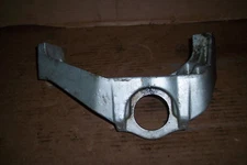 OMC STRINGER  2.5 120  FRONT ENGINE MOUNT 909052