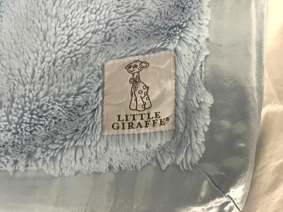 Manta de seguridad para bebé Little Giraffe azul liso adorno satinado pequeño felpa Foto 4 de 4