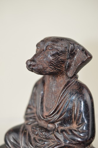 FEIN AUSGEFORMTE BRONZE FIGUR - SITZENDER MEDITIERENDER HUND - CHINA ODER JAPAN - Bild 3 von 8