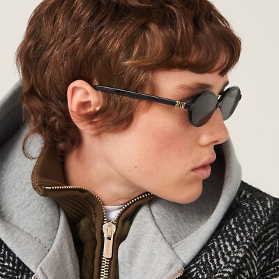 エッジが効いた【MiuMiu】オーバル サングラス MU 04ZS 1AB5S0 Miu Miu Regard MU 04ZS Oval Sunglasses | EyeOns.com
